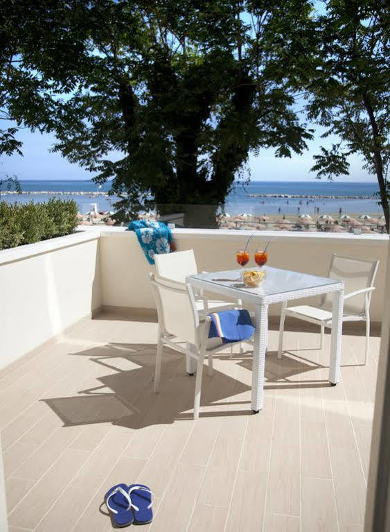 Marina Beach Suite Hotel リミニ エクステリア 写真